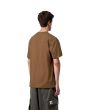 Hombre con camiseta Carhartt WIP American Script Marrón Hamilton posterior