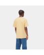 Hombre con camiseta de manga corta Carhartt WIP Chase amarilla con logo dorado posterior