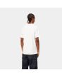 Hombre con Camiseta de manga corta Carhartt WIP Chase blanca con logo dorado posterior