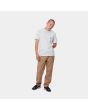 Hombre con camiseta de manga corta con bolsillo Carhartt WIP Pocket gris frontal
