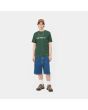 Hombre con camiseta de manga corta Carhartt WIP Script verde y blanca frontal