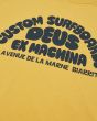 Camiseta surfera de manga corta Deus Ex Machina Biarritz Surf amarilla para hombre estampado