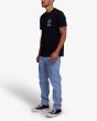 Hombre con Camiseta orgánica de manga corta Deus Ex Machina New Redline Negra lateral