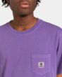 Hombre con camiseta orgánica de manga corta Element Basic Pocket morada bolsillo