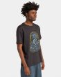Hombre con Camiseta orgánica de manga corta Element x Timber From The Deep negra Unisex lateral