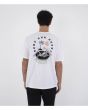 Hombre con Camiseta Hurley Floatin blanca con gráfico de esqueleto y texto “Surf and Enjoy”