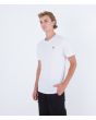 Hombre con camiseta de manga cortra Hurley H2O Dri Icon blanca lateral