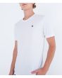 Hombre con camiseta de manga cortra Hurley H2O Dri Icon blanca logo