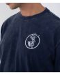 Hombre con Camiseta de manga corta Hurley x Travis Barker Rabbit March Azul detalle conejo batería
