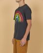 Hombre con camiseta orgánica de manga corta Lightning Bolt Rainbow Eco negra lateral