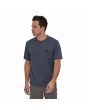 Hombre con Camiseta de manga corta Patagonia Men's Capilene Cool Daily Graphic '73 Skyline Smolder Blue X-Dye azul frontal