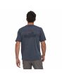 Hombre con Camiseta de manga corta Patagonia Men's Capilene Cool Daily Graphic '73 Skyline Smolder Blue X-Dye azul