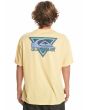 Hombre con camiseta oversize de manga corta Quiksilver Take Us Back Logo Amarilla espalda