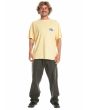 Hombre con camiseta oversize de manga corta Quiksilver Take Us Back Logo Amarilla ajuste