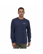 Hombre con Camiseta de manga larga Patagonia M's LS P-6 Logo Responsibili-Tee Azul Marino frontal