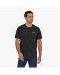 Hombre con Camiseta orgánica de manga corta Patagonia M's P-6 Mission Organic negra frontal