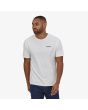 Hombre con Camiseta orgánica de manga corta Patagonia M's P-6 Mission Organic blanca frontal