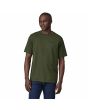 Hombre con Camiseta orgánica de manga corta Patagonia M's P-6 Logo Responsibili-Tee Verde Pino frontal