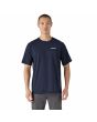 Hombre con Camiseta Patagonia M's P-6 Logo Responsibili-Tee azul marino frontal