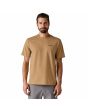 Hombre con Camiseta de manga corta Patagonia Men's P-6 Logo Responsibili-Tee Talon Gold frontal
