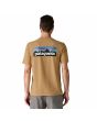 Hombre con Camiseta de manga corta Patagonia Men's P-6 Logo Responsibili-Tee Talon Gold