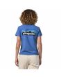 Mujer con camiseta de manga corta Patagonia Women's P-6 Logo Responsibili-tee Azul