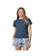 Mujer con camiseta de manga corta Patagonia W's P-6 Logo Responsibili-Tee azul utilitario frontal