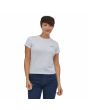 Mujer con camiseta de manga corta Patagonia Women's P-6 Logo Responsibili-tee Blanca frontal