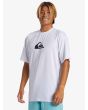 Hombre con camiseta de surf Quiksilver Surf Everyday Protección Solar UPF 50 Blanca lateral