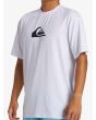 Hombre con camiseta de surf Quiksilver Surf Everyday Protección Solar UPF 50 Blanca logo