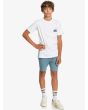 Niño con camiseta de manga corta Quiksilver Hells Yeah blanca frontal modelo