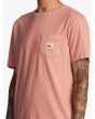 Hombre con Camiseta con bolsillo Quiksilver Sub Mission rosa etiqueta