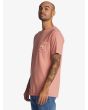Hombre con Camiseta con bolsillo Quiksilver Sub Mission rosa lateral