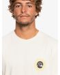 Hombre con camiseta de manga corta Quiksilver Sunburnt Daze blanco hueso detalle