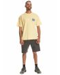 Hombre con camiseta orgánica oversize de manga corta Quiksilver Take Us Back Bubble Amarilla ajuste extragrande
