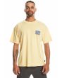 Hombre con camiseta orgánica oversize de manga corta Quiksilver Take Us Back Bubble Amarilla frontal