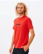 Hombre con camiseta orgánica de manga corta Rip Curl Big Mumma Icon Roja lateral
