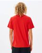 Hombre con camiseta orgánica de manga corta Rip Curl Big Mumma Icon Roja posterior