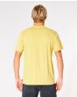 Hombre con camiseta de manga corta Rip Curl Corp Icon Retro Yellow amarilla posterior