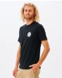 Hombre con camiseta orgánica de manga corta Rip Curl Wetsuit Icon Negra lateral