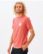 Hombre con camiseta orgánica de manga corta Rip Curl Wetsuit Icon roja lateral
