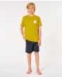 Niño con camiseta orgánica de manga corta Rip Curl Wetsuit Icon Boy amarilla frontal