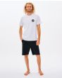 Hombre con camiseta orgánica de manga corta Rip Curl Wetsuit Icon blanca frontal