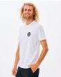 Hombre con camiseta orgánica de manga corta Rip Curl Wetsuit Icon blanca lateral