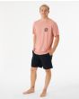 Hombre con Camiseta de manga corta Rip Curl Salt Water Culture Psyche Circles Rosa frontal