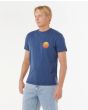Hombre con Camiseta de manga corta Rip Curl Wettie Passage Icon Azul Marino Claro lateral