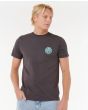 Hombre con Camiseta de manga corta Rip Curl Wettie Passage Icon color Negro Phantom serigrafía pecho