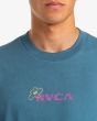 Hombre con camiseta orgánica de manga corta RVCA Atomic Jam Azul serigrafía delantera