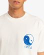 Hombre con camiseta orgánica de manga corta RVCA Balance Boy Blanca serigrafía Yin Yang Andrew Pommier