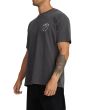 Hombre con camiseta de manga corta RVCA Lax color negro lavado lateral
